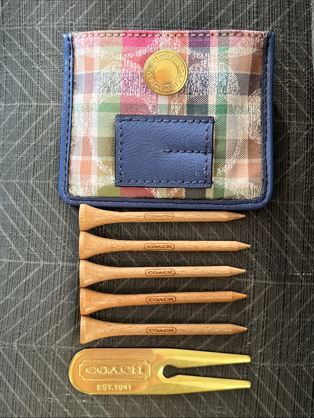 Like New Coach RARE Tee & Divot Holder Card Case